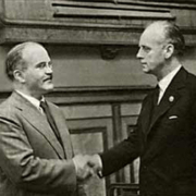 1939-Russia-Germany-sign-pact